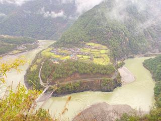 江水绕村